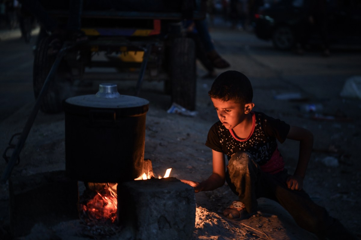 GAZA CITY, GAZA - NOVEMBER 8: Palestinians who left their houses and live at the Nassr hospital, are trying to feed their children during food shortages as the Israeli attacks continue in Gaza City, Gaza on November 8, 2023. (Photo by Abed Zagout/Anadolu via Getty Images)