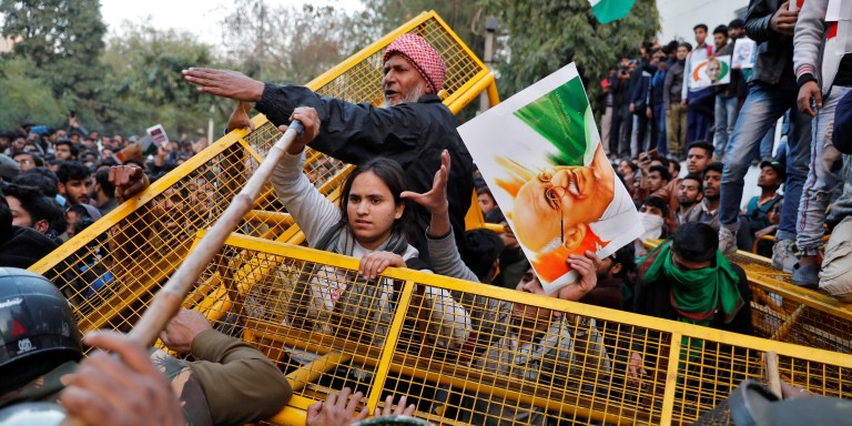 Demonstrators try to remove police barricades during a protest against a new citizenship law outside the Jamia Millia Islamia university in New Delhi, India, January 30, 2020. REUTERS/Danish Siddiqui - RC2DQE9FFIB9