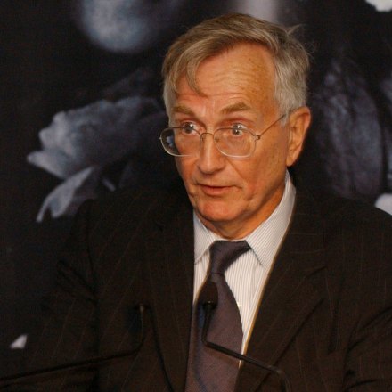 NEW YORK-OCTOBER 7:    Pulitzer Prize winning journalist Seymour Hersh accepts the LennonOno Grant for Peace at  the Second Biennial Awards at the United Nations  on October 7, 2004 in New York. (Photo by Brad Barket/Getty Images)